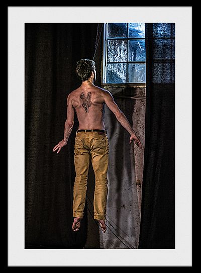 Καλλιτεχνική φωτογραφία  The flying dancer με πασπαρτού & κορνίζα